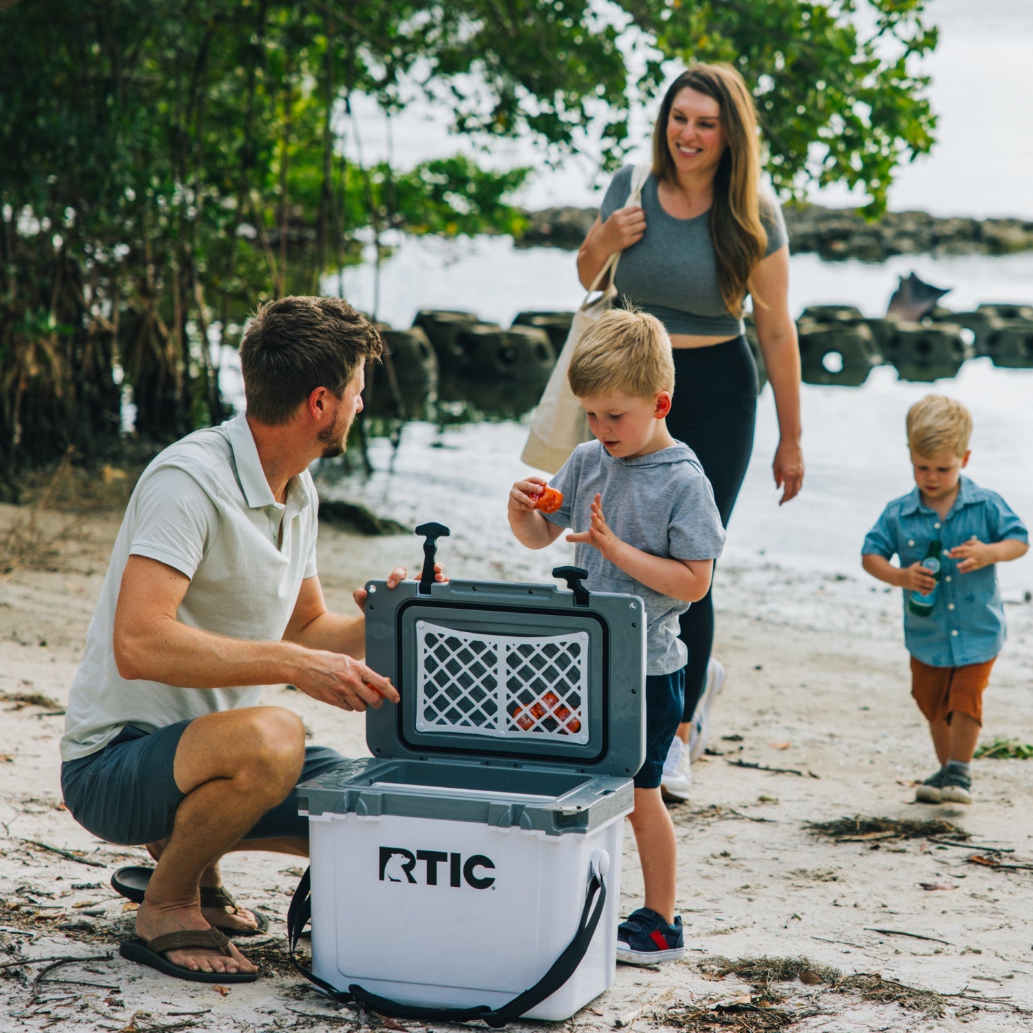 22 QT Ultra-Light Cooler (41CF)