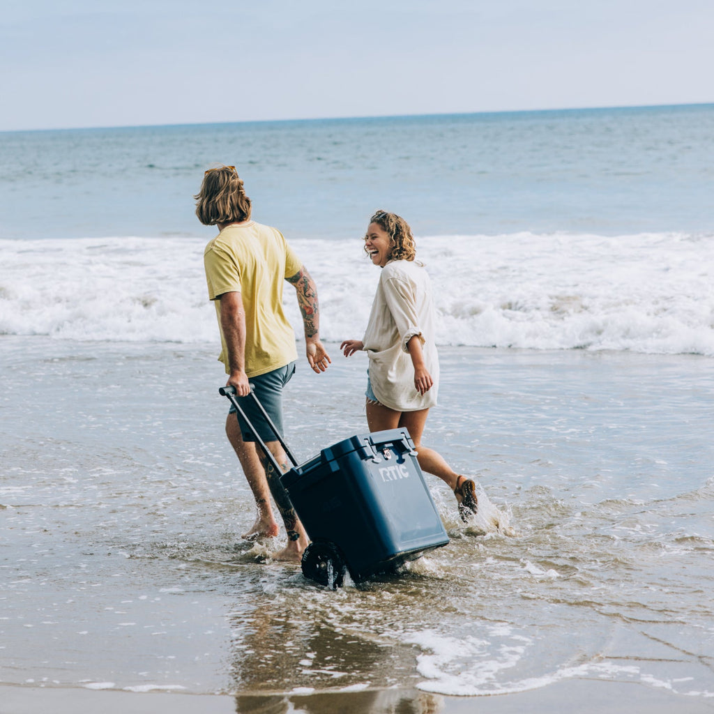 45 QT Ultra-Tough Wheeled Cooler (GW95)