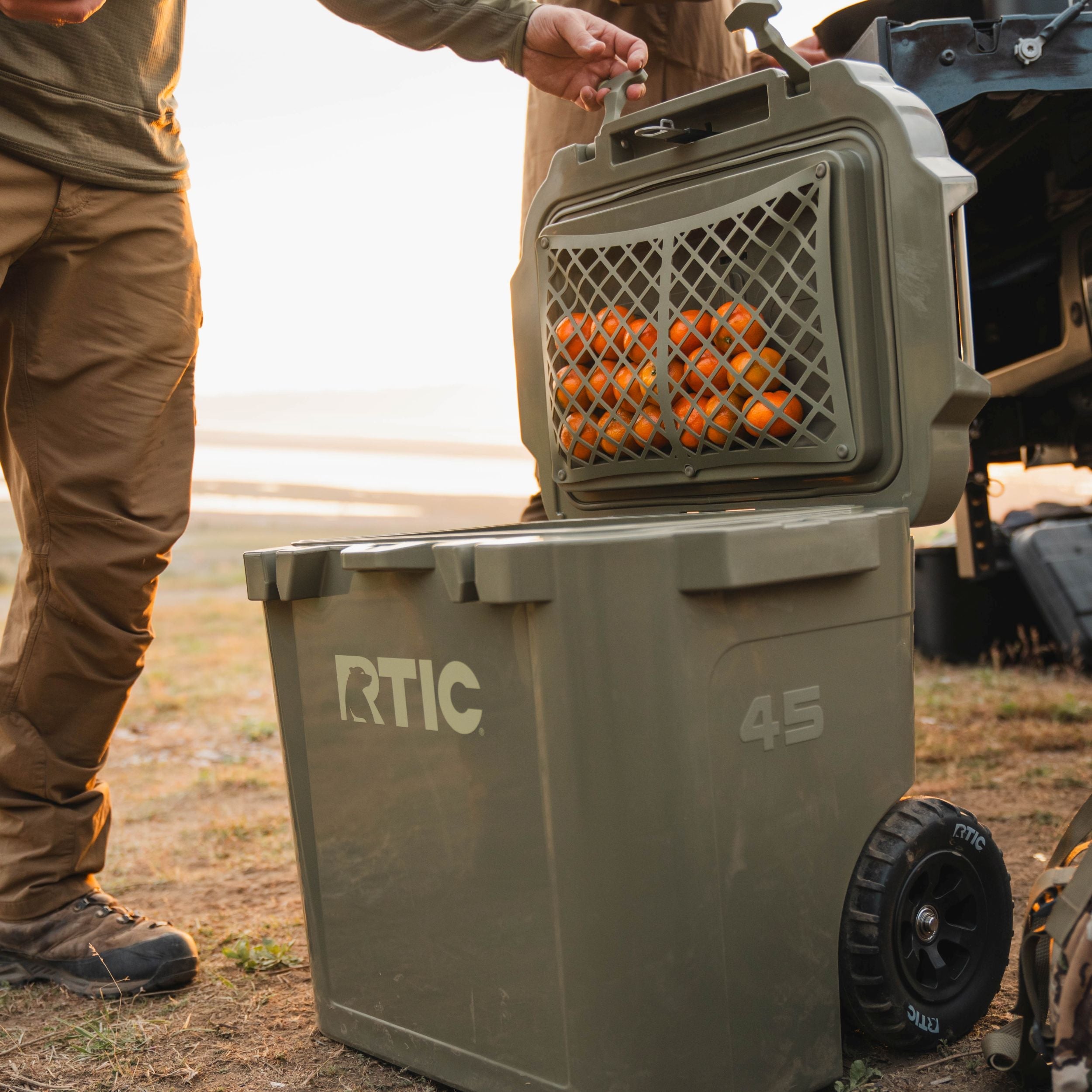 45 QT Ultra-Tough Wheeled Cooler (GW95)